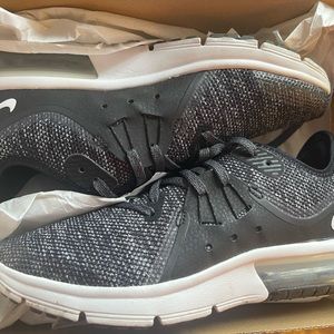 5.5Y/Women’s 7 Nike Air Max Sequence 3